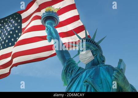 Freiheitsstatue mit einer schützenden medizinischen Maske. COVID-19 Coronavirus-Quarantäne Stockfoto