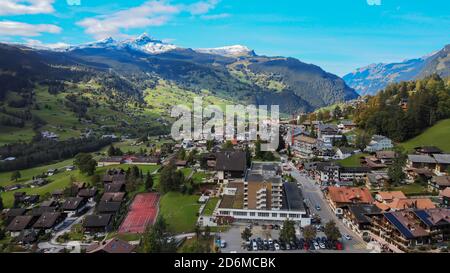 Berühmte Stadt Grindelwald in den Schweizer Alpen von oben Stockfoto