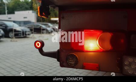 Nahaufnahme der roten Markierung eines LKWs. Rücklicht für einen LKW. Der Hintergrund ist unscharf. Das Konzept des sicheren Reisens auf der Straße Stockfoto
