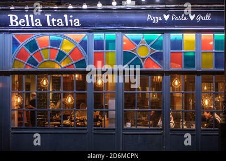 Das halbleere Bella Italia Restaurant im Herzen von Covent Garden ist in London, England und Großbritannien mit den neuesten Tier-2-Sperrbeschränkungen belegt Stockfoto
