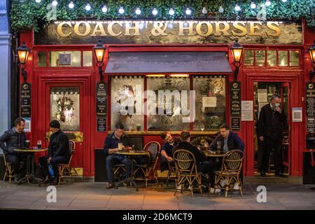 Trinker im Coach & Horses Pub in Covent Garden, in der letzten Nacht, bevor die neuesten Tier 2 Coronavirus Lockdown Beschränkungen durchgesetzt werden. Stockfoto