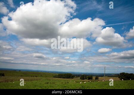 Wolke, die über die Cheshire Plain von der Moorside Lane aus gesehen Lyme Handley in der Nähe von Poynton Cheshire England Stockfoto