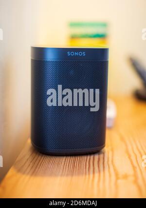 Sonos Smart Speaker in einem britischen Zuhause neben einem Wireless-Router und Fotos Stockfoto