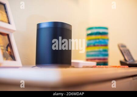 Sonos Smart Speaker in einem britischen Zuhause neben einem Wireless-Router und Fotos Stockfoto