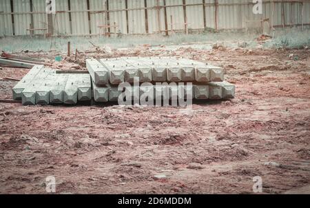 Pile Betonsäulen auf dem Boden auf der Baustelle Stockfoto