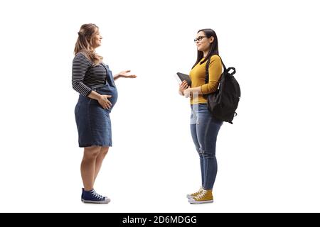 In voller Länge Profilaufnahme einer schwangeren Frau im Gespräch mit Eine Studentin isoliert auf weißem Hintergrund Stockfoto
