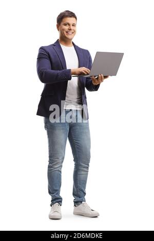Ganzkörperportrait eines jungen Mannes, der einen offenen hält Laptop-Computer und lächelnd auf Kamera isoliert auf weißem Hintergrund Stockfoto