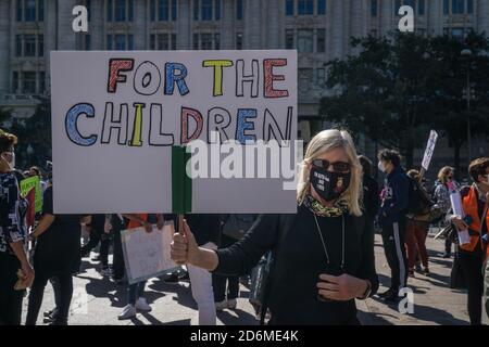 Washington, DC, USA. Oktober 2020. Frauen protestieren in Washington, DC bezüglich der Bestätigung der Stimme von Richterin Amy Coney Barrett vor dem Obersten Gerichtshof. (Foto: Steve Sanchez/Pacific Press) Quelle: Pacific Press Media Production Corp./Alamy Live News Stockfoto