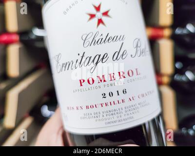Builboreau, Frankreich - 14. Oktober 2020:Nahaufnahme von man Hand beim Kauf einer Pomerol klassifizierten Wachstumsflasche, einem großen französischen bordeaux-Wein im Supermarkt Stockfoto