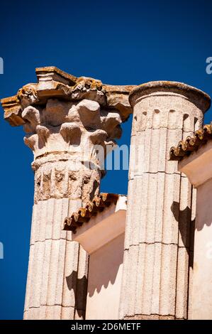 Korinthische kannelierte Säule auf dem Forum Romanum in Mérida, Spanien. Stockfoto