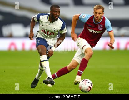 Tottenham Hotspur's Tanguy Ndombele (links) und West Ham United's Tomas Soucek in Aktion während des Premier League Spiels im Tottenham Hotspur Stadium, London. Stockfoto