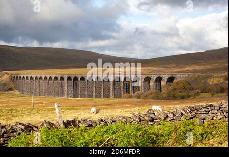 Das Ribblehead Viadukt, das die besiedelte zu Carlisle Eisenbahn rüber trägt Blea Moor in Ribblesdale North Yorkshire Dales England mit Whernside Behind Stockfoto