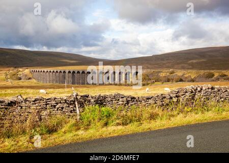 Das Ribblehead Viadukt, das die besiedelte zu Carlisle Eisenbahn rüber trägt Blea Moor in Ribblesdale North Yorkshire Dales England mit Whernside Behind Stockfoto