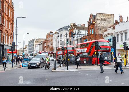 Verkehr und Fußgänger an einer Kreuzung in Camden Town, London, Großbritannien Stockfoto