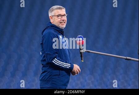 Gelsenkirchen, Deutschland. Oktober 2020. Fußball: Bundesliga, FC Schalke 04 - 1. FC Union Berlin, 4. Spieltag in der Veltins Arena. Berlins Trainer Urs Fischer ist vor dem Spiel am Rande. Quelle: Guido Kirchner/dpa - WICHTIGER HINWEIS: Gemäß den Bestimmungen der DFL Deutsche Fußball Liga und des DFB Deutscher Fußball-Bund ist es untersagt, im Stadion und/oder aus dem Spiel aufgenommene Aufnahmen in Form von Sequenzbildern und/oder videoähnlichen Fotoserien zu nutzen oder auszunutzen./dpa/Alamy Live News Stockfoto