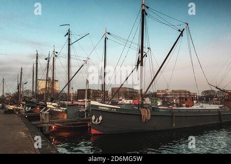 Amsterdam, Niederlande, 6. Januar 2020: Historische Handelsschiffe entlang des Oosterdok-Kanals in Amsterdam Stockfoto