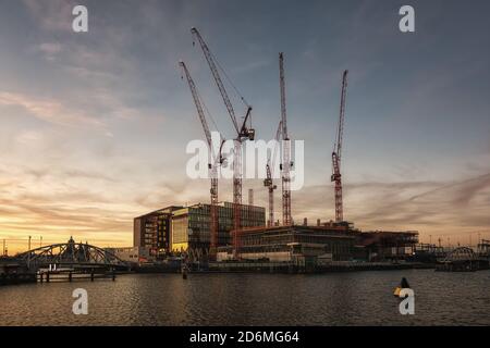 Amsterdam, Niederlande, 6. Januar 2020: Neubau auf der Insel Oosterdok neben dem Hauptbahnhof in Amsterdam Stockfoto