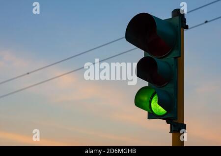 Nahaufnahme von grünen Ampeln gegen den Sonnenuntergang - Kopie Raumbereich Stockfoto
