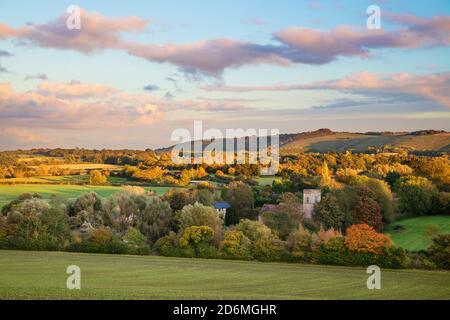 Herbstansicht über das Dorf Shalbourne mit Ham Hill und Inkpen Hill bei Sonnenuntergang, Wiltshire, England, Großbritannien, Europa Stockfoto