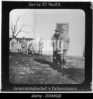 Projektion für alle - die Erobung Serbien. Serie 57. Nr. 23. Generalstabschef v. Falkenhayn. Erich von F. (1861-1922) war ein preußischer General der Infanterie, osmanischer Marschall und im 1. Weltkrieg preußischer Kriegsminister sowie Chef des Großen Generalstabs. Die Firma „Projection für alle“ wurde 1905 von Max Skladanowsky (1861-1939) gegründet. Sie producated bis 1928 fast 100 Serien zu je 24 Glasdias im Format 8,3 x 8,3 cm im sog. Bromsilber-Gelatin-Trockenplatten Verfahren. Die Serien umfasster Städte, Länder, Landschaften, Märchen und Sagen, das Alte Testament u. den 1. Weltkrieg Stockfoto