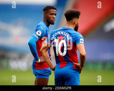 Crystal Palace's Andros Townsend (rechts) und Wilfried Zaha während des Premier League Spiels im Selhurst Park, London. Stockfoto