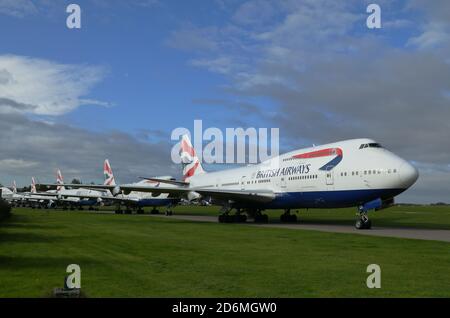 Eine Linie von pensionierten Boeing 747-Jumbo-Jets von British Airways am Cotswold Airport, Kemble, Gloucestershire, Großbritannien. Stockfoto