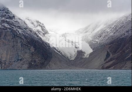 Sich zurückziehenden Gletscher aus den Wolken in der Sam Ford Fjord auf Baffin Island in Nunavut, Kanada Stockfoto