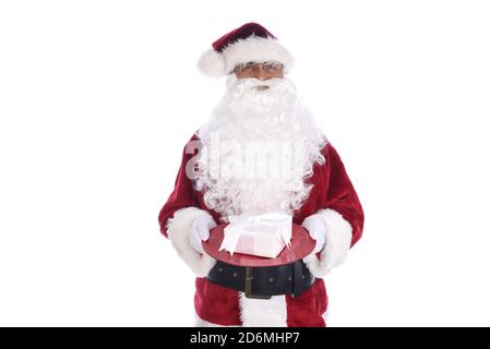 Senior Mann in traditionellen Santa Claus Kostüm hält weiß verpackt Geschenk auf einem roten Tablett isoliert auf weiß. Stockfoto