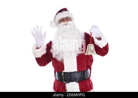 Senior Mann in traditionellen Weihnachtsmann Kostüm hält eine goldene Glocke Ornament in einer Hand und winkt mit der anderen. Isoliert auf Weiß. Stockfoto