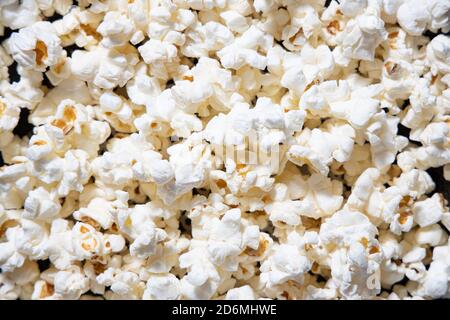 Zerstreut gesalzenem Popcorn, Textur Hintergrund Stockfoto