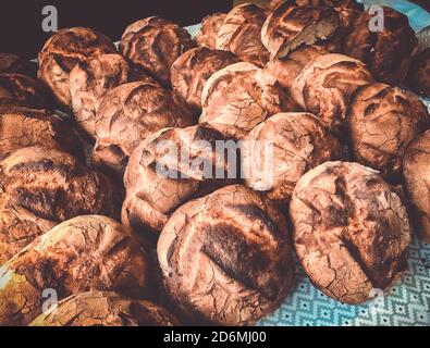 Laibe von traditionellem Landbrot aus dem Ofen Stockfoto