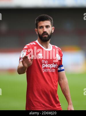 Crawley Kapitän George Francomb während des League Two Spiels zwischen Crawley Town und Morecambe im People's Pension Stadium , Crawley , UK - 17. Oktober 2020 nur für redaktionelle Verwendung. Keine Verkaufsförderung. Für Football-Bilder gelten die Einschränkungen von FA und Premier League. Keine Nutzung des Internets/Handys ohne FAPL-Lizenz. Weitere Informationen erhalten Sie bei Football Dataco Stockfoto