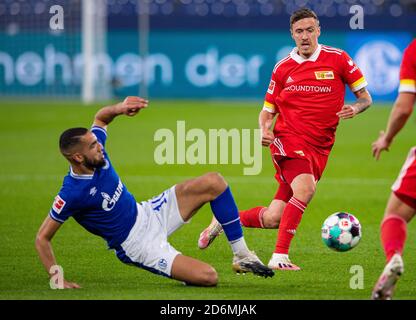 Gelsenkirchen, Deutschland. Oktober 2020. Fußball: Bundesliga, FC Schalke 04 - 1. FC Union Berlin, 4. Spieltag in der Veltins Arena. Der Berliner Max Kruse (r) und Schalkes Nabil Bentaleb kämpfen um den Ball. Quelle: Guido Kirchner/dpa - WICHTIGER HINWEIS: Gemäß den Bestimmungen der DFL Deutsche Fußball Liga und des DFB Deutscher Fußball-Bund ist es untersagt, im Stadion und/oder aus dem Spiel aufgenommene Aufnahmen in Form von Sequenzbildern und/oder videoähnlichen Fotoserien zu nutzen oder auszunutzen./dpa/Alamy Live News Stockfoto