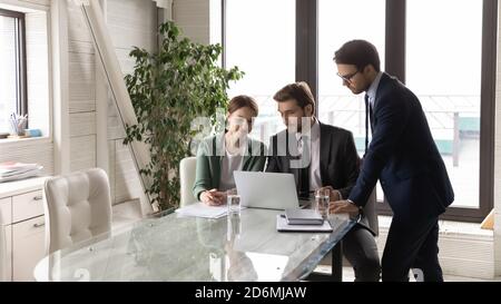 Fokussierte junge Geschäftsleute, die Computerbildschirm betrachten. Stockfoto