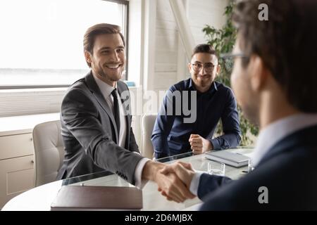 Lächelnde Geschäftsleute schütteln die Hände, Gründung Partnerschaft. Stockfoto