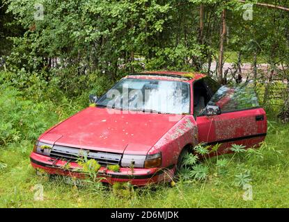 Altes verfallendes Toyota Celica auf einem verlassenen Grundstück im Norden Schweden Stockfoto