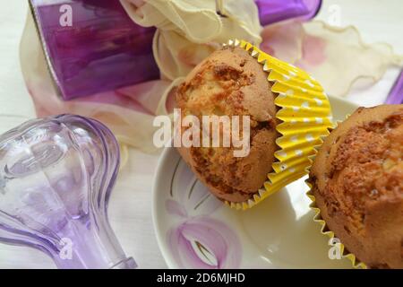 Blaubeer- und Schokoladen-Muffins im Cupcake-Halter aus Papier Stockfoto