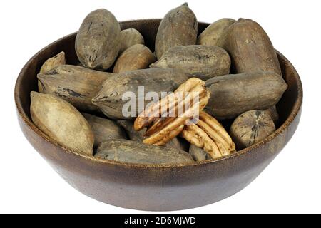 Pekannüsse in einer Holzschale isoliert auf weißem Hintergrund Stockfoto