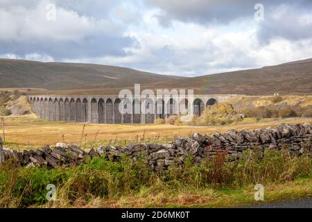 Das Ribblehead Viadukt, das die besiedelte zu Carlisle Eisenbahn rüber trägt Blea Moor in der North Yorkshire Dales England Stockfoto