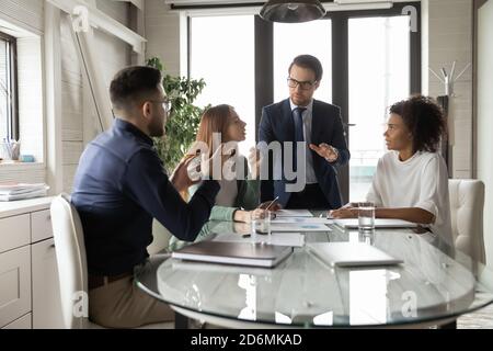 Serious qualifizierte junge männliche Unternehmen Führer erklärt Entwicklungsstrategie. Stockfoto
