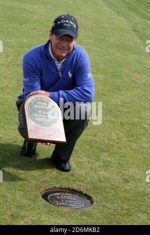 Turnberry, Ayrshire, Schottland, Großbritannien. Tom Watson mit der Gedenktafel, die an sein Open Championship 1977 „Duel in the Sun“ mit Jack Nicklaus erinnert. Stockfoto