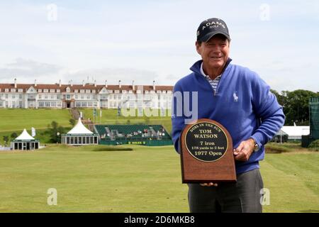 Turnberry, Ayrshire, Schottland, Großbritannien. Tom Watson mit der Gedenktafel, die an sein Open Championship 1977 „Duel in the Sun“ mit Jack Nicklaus erinnert. Stockfoto