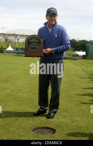 Turnberry, Ayrshire, Schottland, Großbritannien. Tom Watson mit der Gedenktafel, die an sein Open Championship 1977 „Duel in the Sun“ mit Jack Nicklaus erinnert. Stockfoto