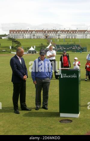 Turnberry, Ayrshire, Schottland, Großbritannien. Tom Watson mit der Gedenktafel, die an sein Open Championship 1977 „Duel in the Sun“ mit Jack Nicklaus erinnert. Stockfoto