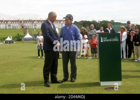 Turnberry, Ayrshire, Schottland, Großbritannien. Tom Watson mit der Gedenktafel, die an sein Open Championship 1977 „Duel in the Sun“ mit Jack Nicklaus erinnert. Stockfoto