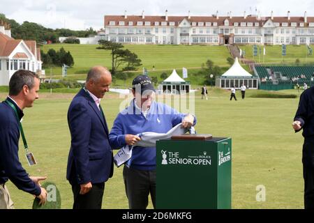 Turnberry, Ayrshire, Schottland, Großbritannien. Tom Watson mit der Gedenktafel, die an sein Open Championship 1977 „Duel in the Sun“ mit Jack Nicklaus erinnert. Stockfoto