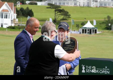 Turnberry, Ayrshire, Schottland, Großbritannien. Tom Watson mit der Gedenktafel, die an sein Open Championship 1977 „Duel in the Sun“ mit Jack Nicklaus erinnert. Stockfoto