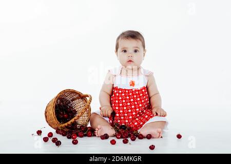 Kleines Mädchen mit einem Korb mit Kirschen Beeren Stockfoto