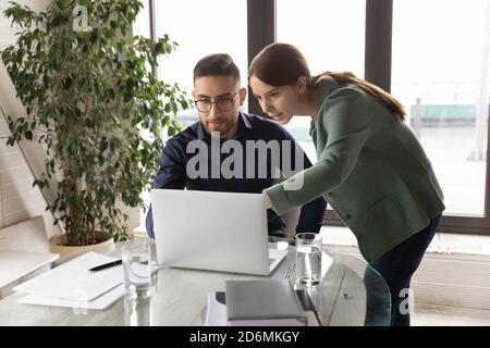 Professionelle verschiedene multirassische Manager in der Projektentwicklung beteiligt. Stockfoto