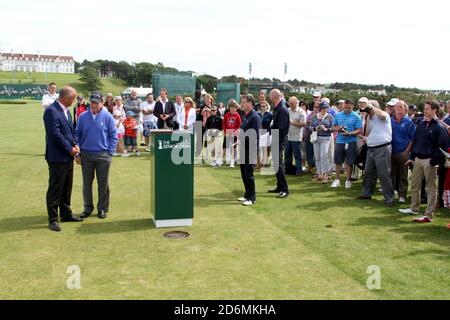 Turnberry, Ayrshire, Schottland, Großbritannien. Tom Watson mit der Gedenktafel, die an sein Open Championship 1977 „Duel in the Sun“ mit Jack Nicklaus erinnert. Stockfoto